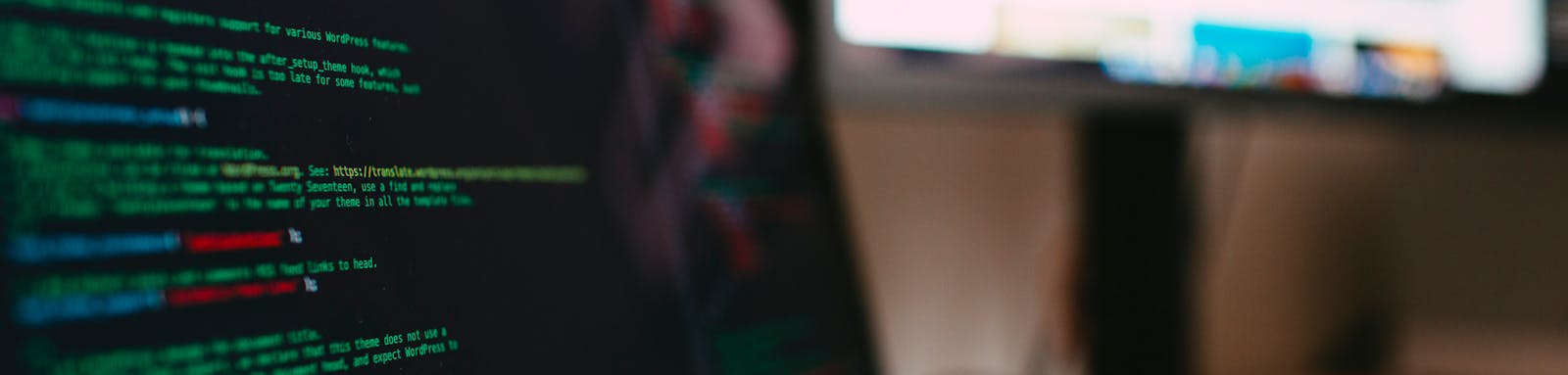 Smartphone Bildschirm mit Code Editor, Darstellung von Accuracy-Werten und Koordinaten-Sprünge in Echtzeit