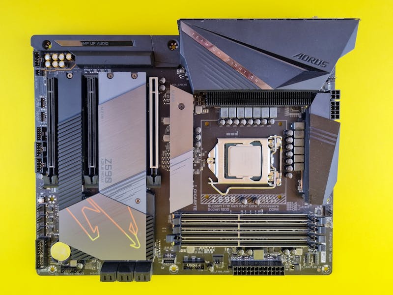 dalle LCD défectueuse montrant une fuite de lumière importante sur le bord inférieur droit sur fond noir