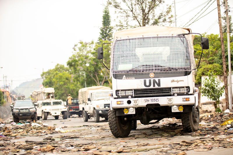 comparaison côte à côte entre un écran sain et un écran avec pixels chauds sur fond bleu