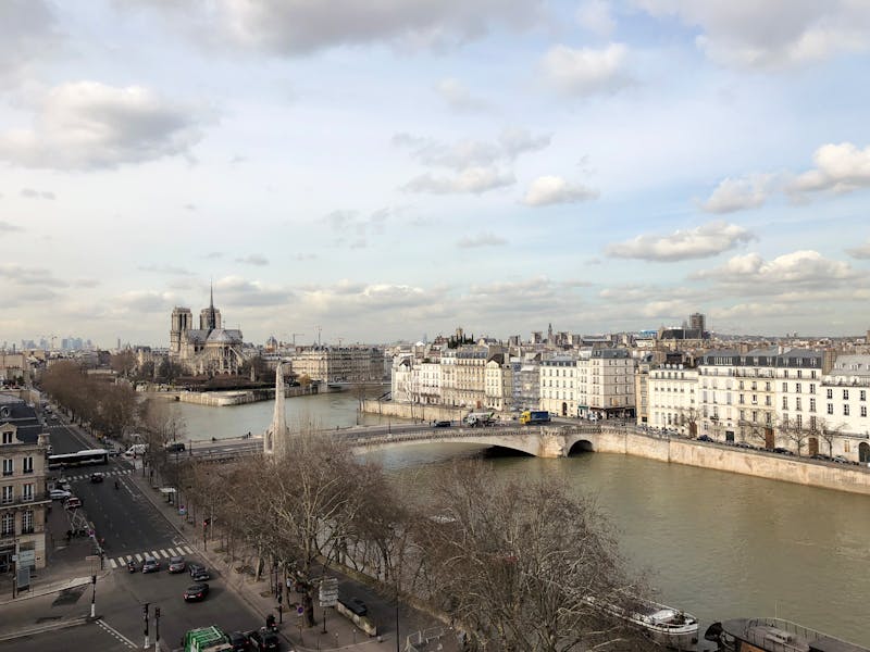 teste de fones de ouvido, equalizador estéreo, configuração de áudio profissional, homem usando headset no computador
