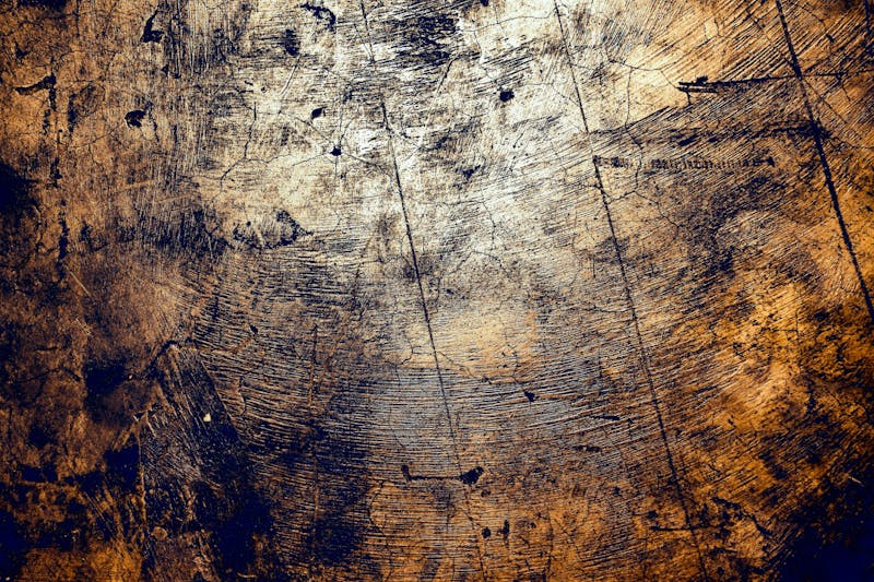 블루투스 연결 오류 발생 시 당황하는 사용자와 스마트폰, 회의실 배경