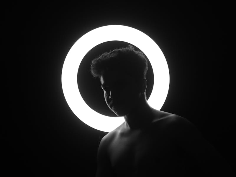 lighting setup comparison, backlit silhouette vs front lit clear face, ring light positioning