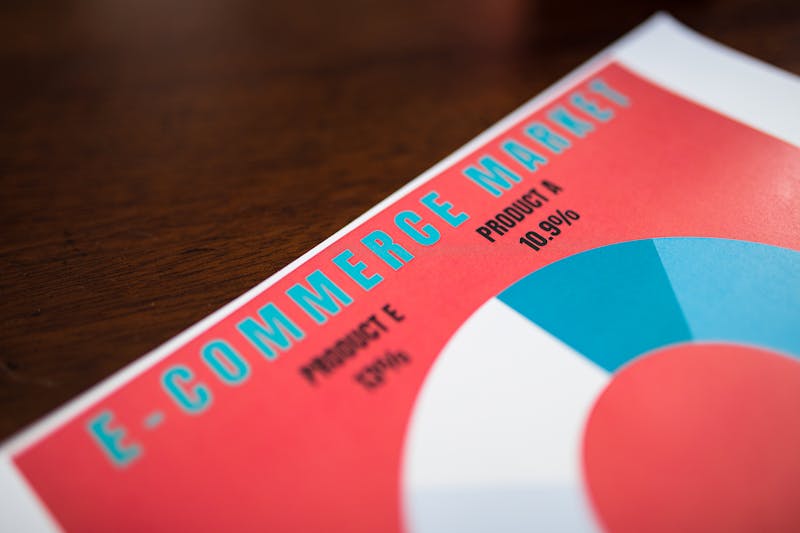 comparação visual lado a lado entre imagem HDR correta com pretos profundos e imagem HDR mal configurada com aspecto lavado e cinza