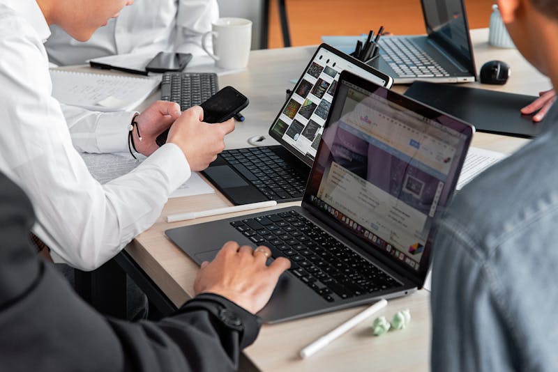 Bluetooth Verbindung Test Smartphone Laptop Meeting Vorbereitung