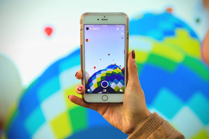 smartphone screen brightness adjustment, light sensor test, lux meter digital, hand covering phone screen