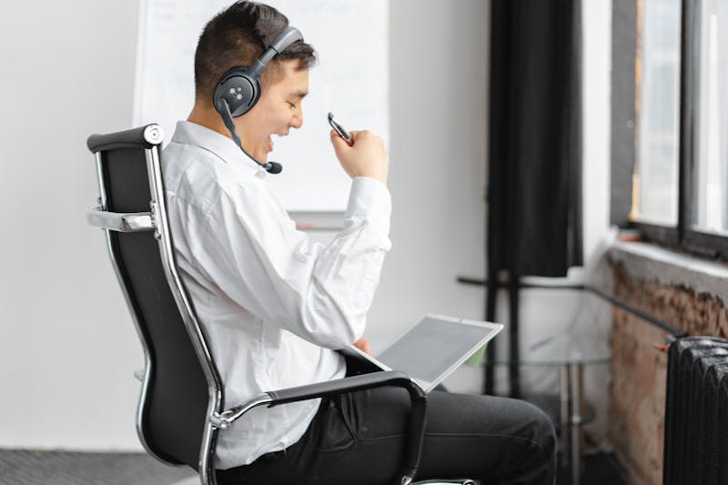 gestresster mann headset laptop video call fehler