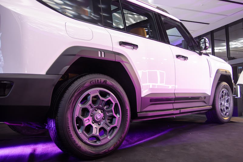 Side-by-side comparison of a fake HDR display showing washed out colors versus a true HDR display with deep blacks and bright highlights