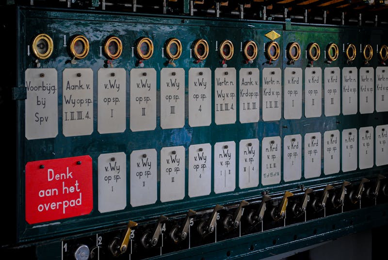 Windows Display Settings panel highlighting the HDR toggle switch and color format configuration options