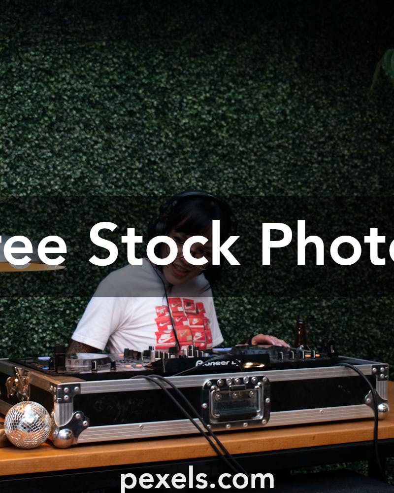 auriculares profesionales, prueba de sonido estéreo, técnico de audio, ondas de sonido digitales, configuración de home office