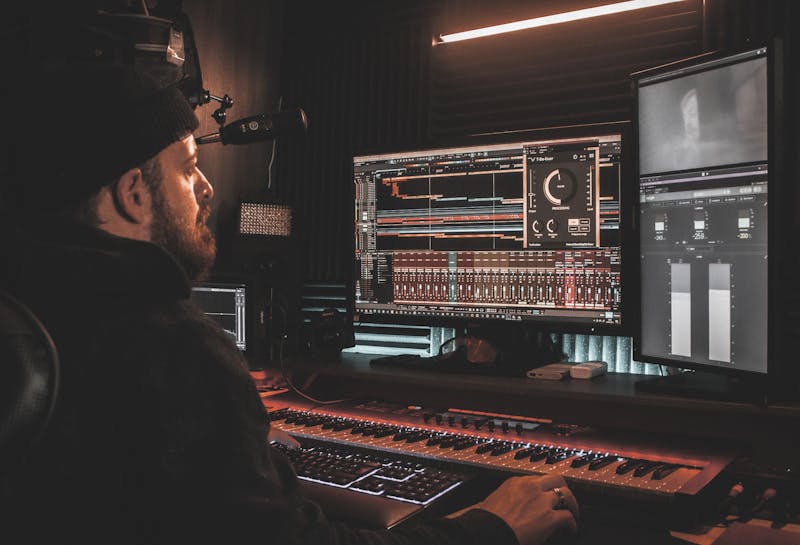 pessoa usando fone de ouvido com microfone, visualização de onda sonora digital, tela de computador com gráfico de áudio, tecnologia de comunicação remota