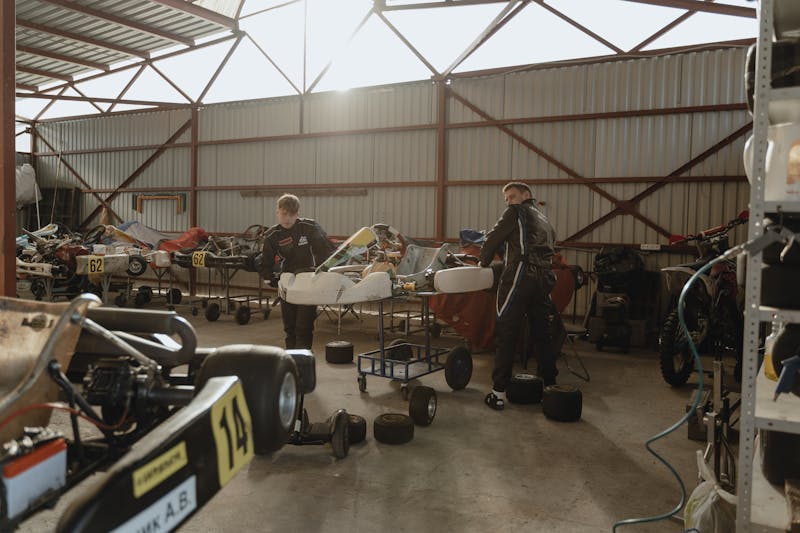 维修复检场景示意图，技术人员正在对照测试标准检查手机