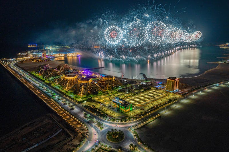 HDR vs SDR monitor comparison showing washed out colors on pseudo-HDR display