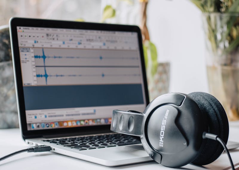 pessoa realizando teste de audio com headset profissional em home office