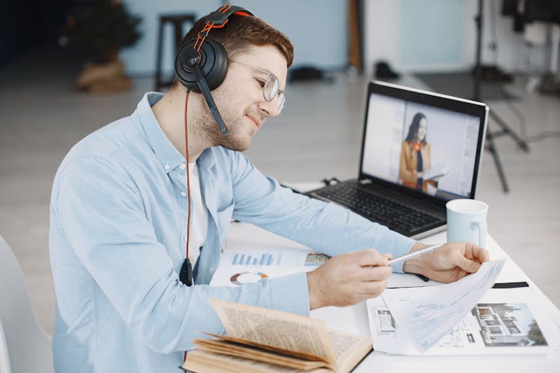 gestresster business mann laptop online meeting screen sharing fehler rot