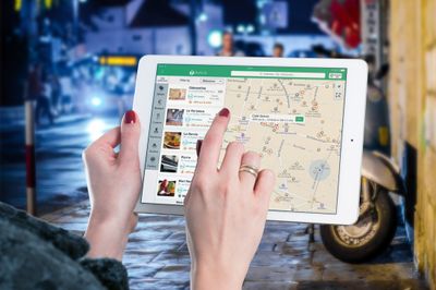 smartphone avec application GPS carte numérique boussole technologie précision