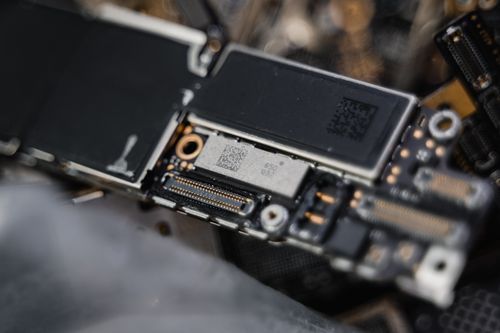 smartphone vibration test, smartphone motor haptic feedback close-up, hardware diagnostics technology