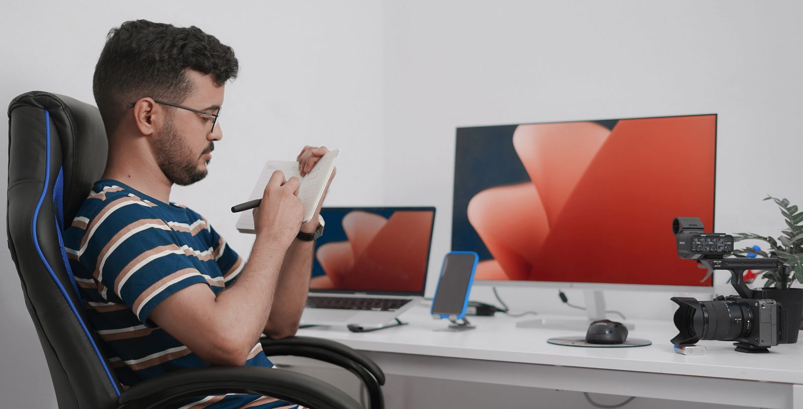personne réglant webcam, écran ordinateur, bureau moderne