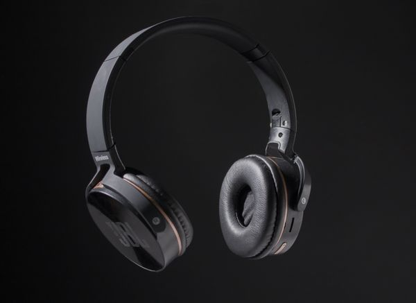 wireless headphones left right ear split view